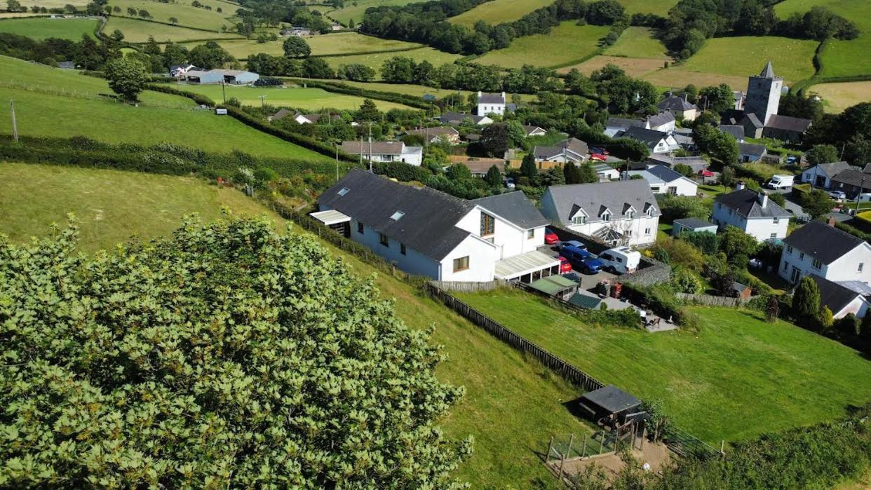 Y Grange Bed & Breakfast Llanfihangel-y-Creuddyn Екстериор снимка